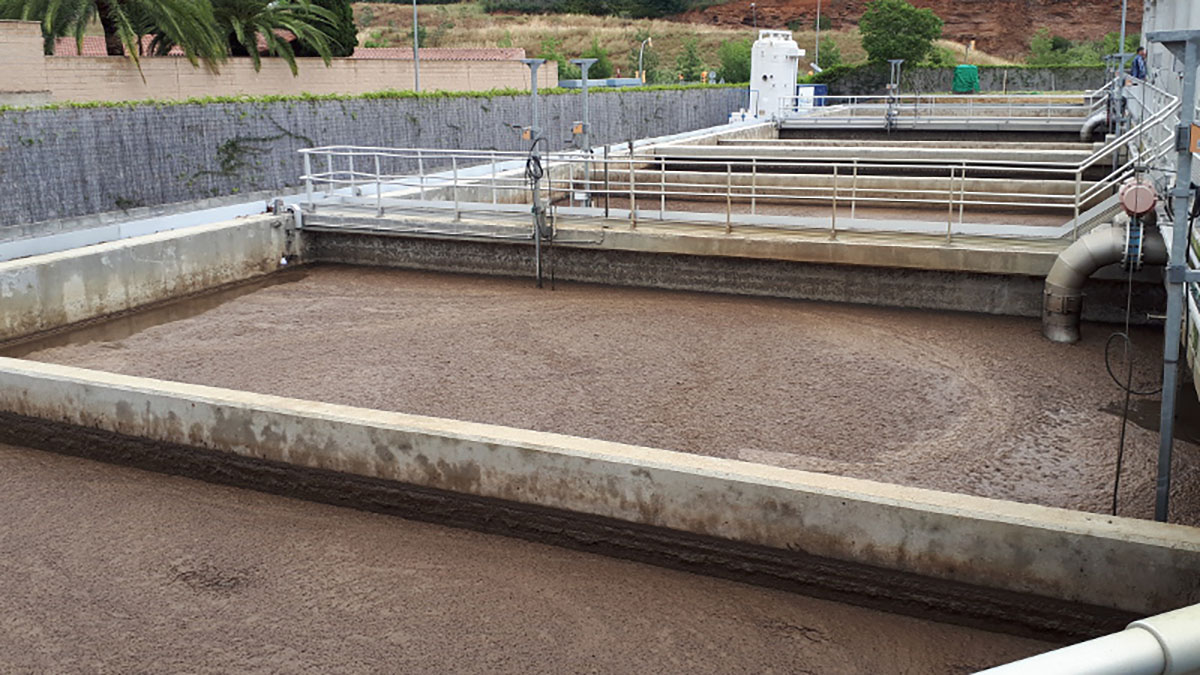 Imatge dels dipòsits on es neteja l'aigua amb fangs