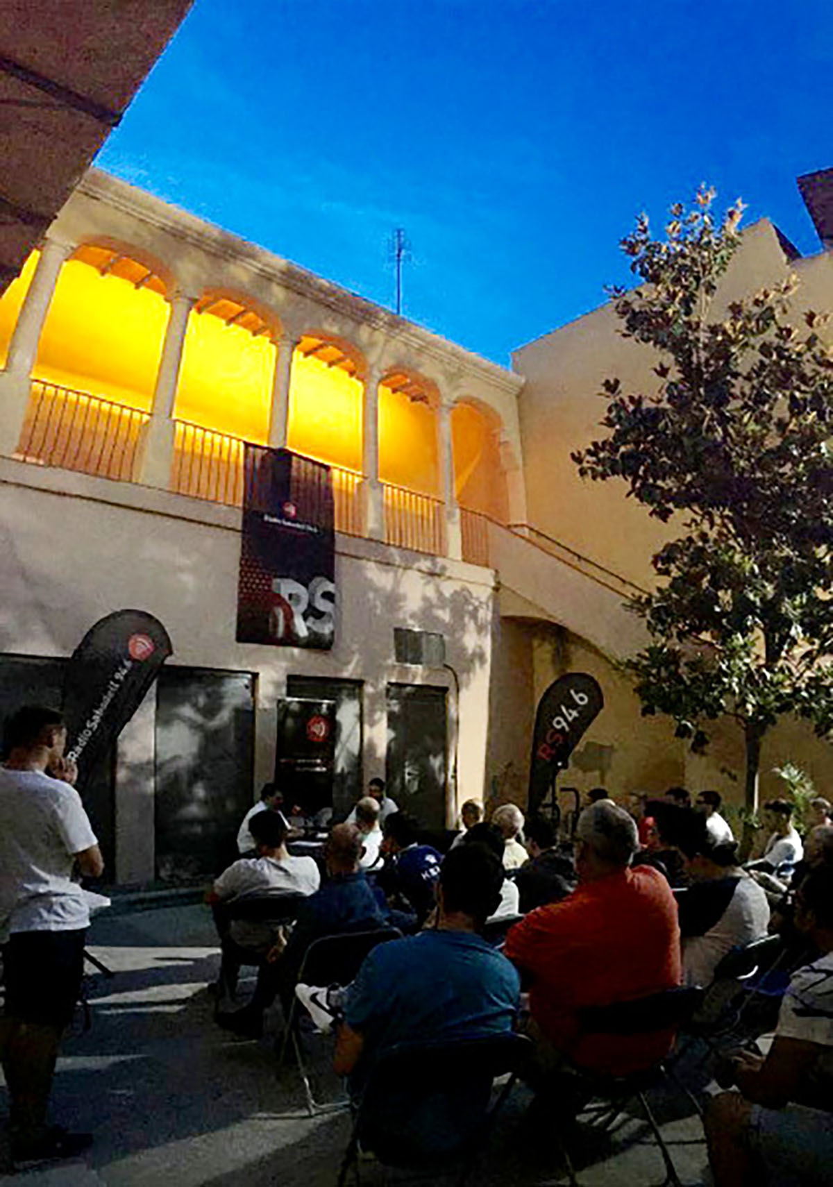 El pati de Ràdio Sabadell ha acollit aquest 'Hotel Suís' especial de dues hores | Adrián Arroyo