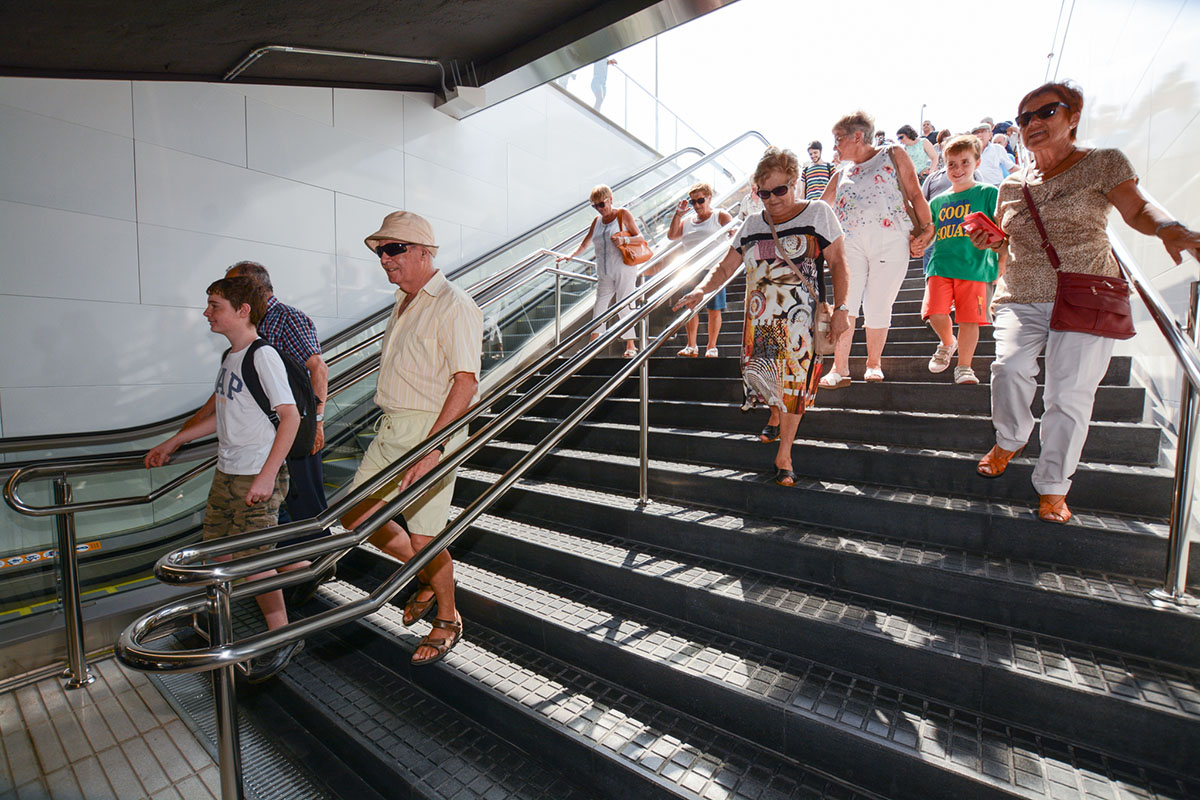 Usuaris baixant a l'estació el primer dia de funcionament | Roger Benet