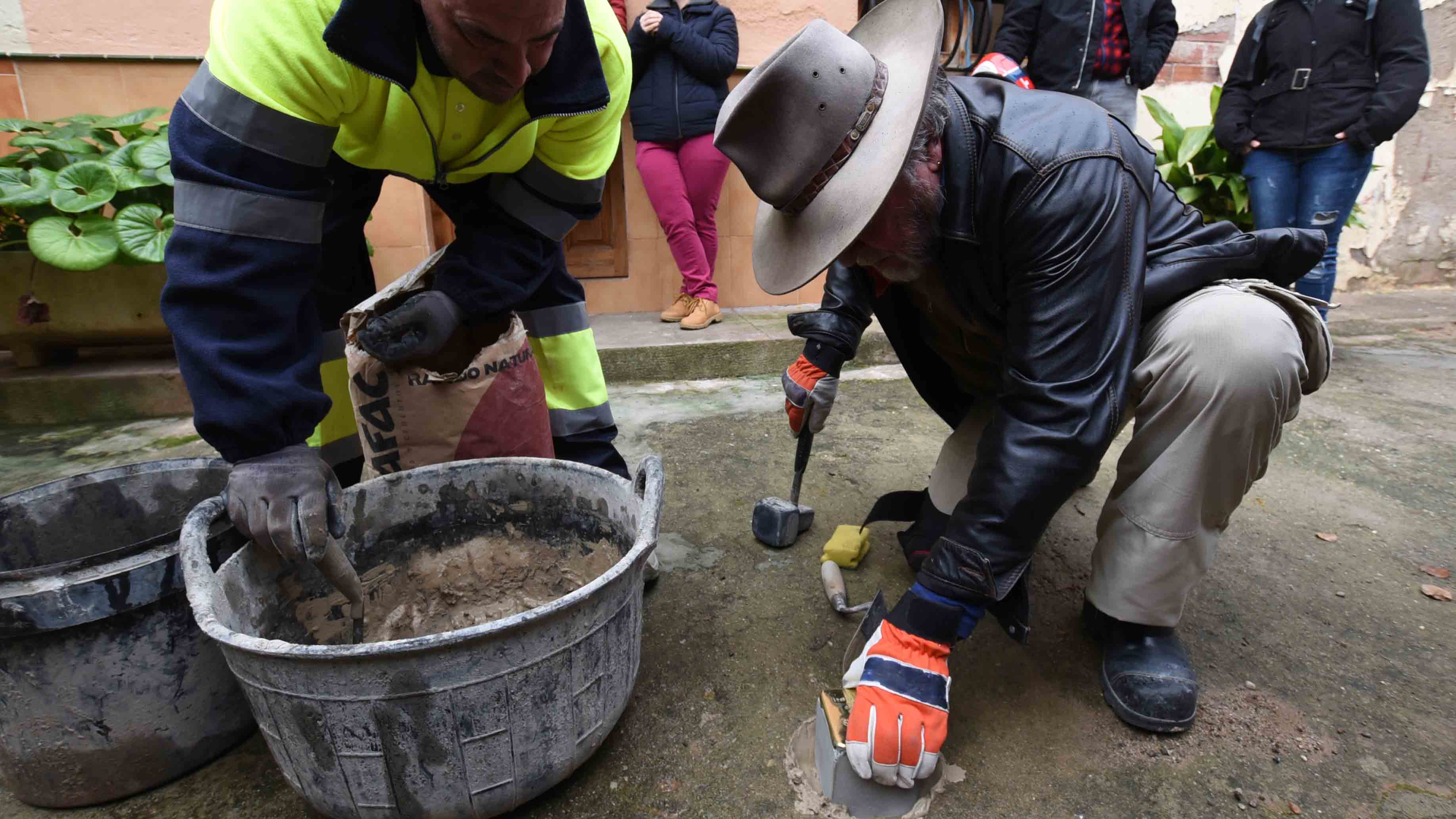 Gunter Demnig, col·locant 'stolpersteine' a Sabadell | Roger Benet