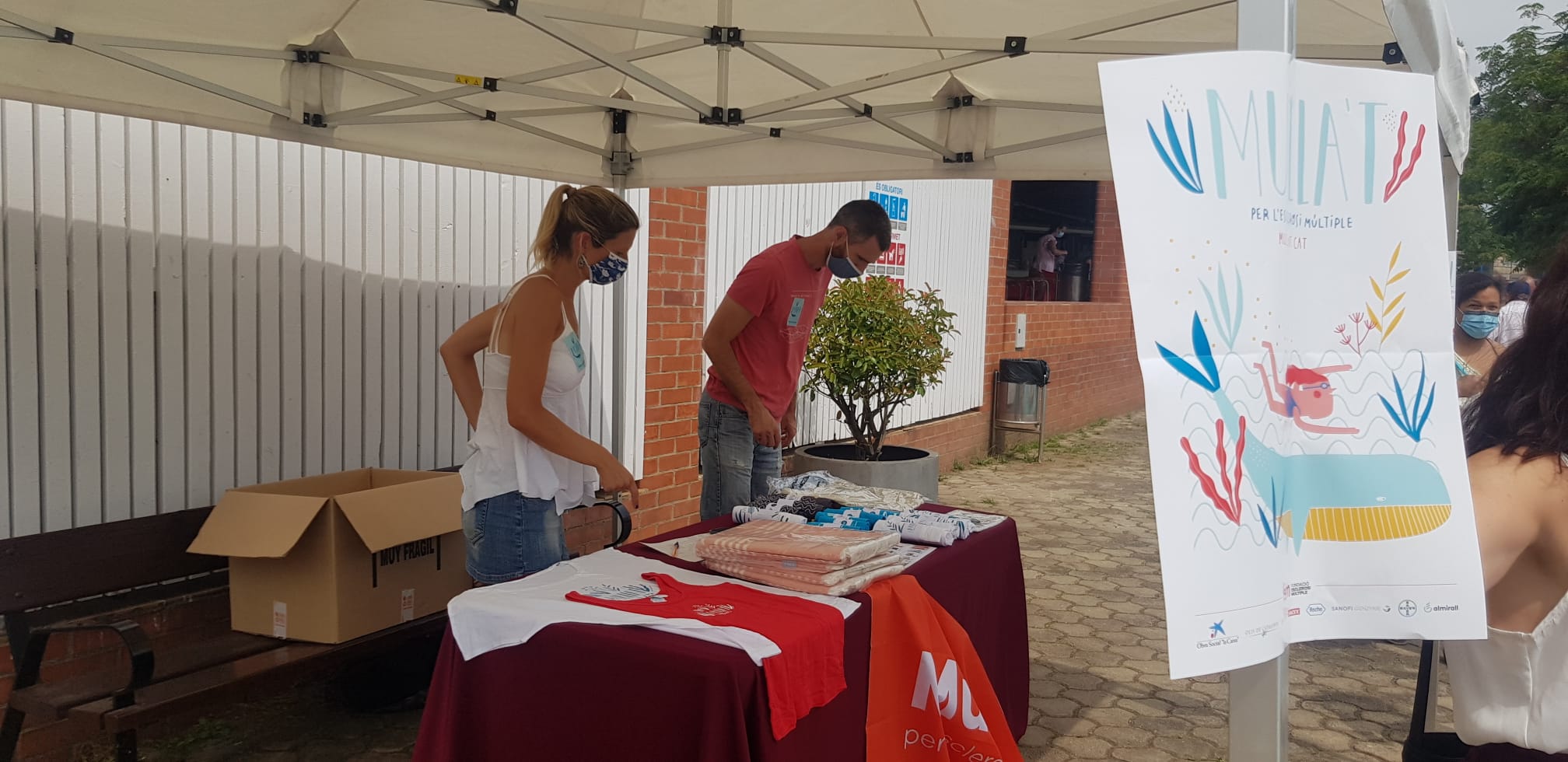 En Daniel i l'Anna en l'espai dedicat a la venda de productes de la capanya a La Bassa | Raquel García