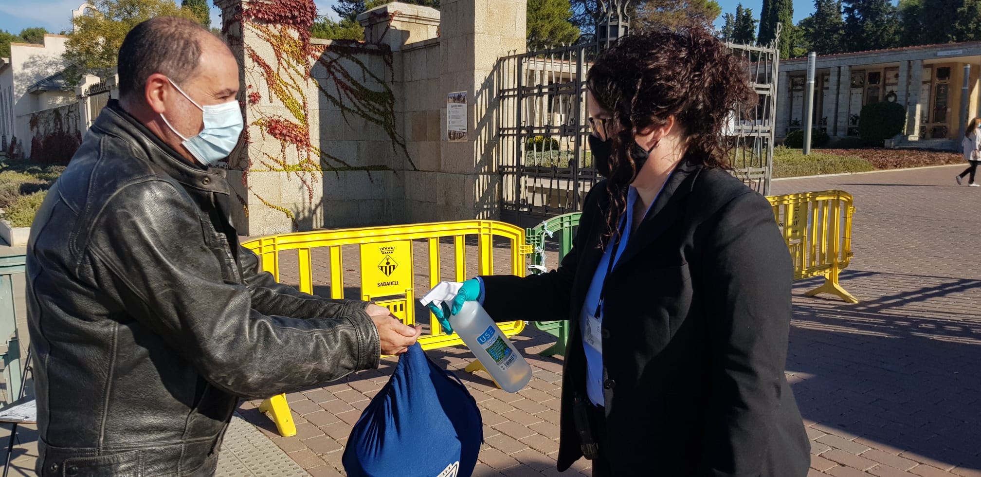 Abans d'entrar al recinte els usuaris s'han aplicat gel hidroalcohòlic