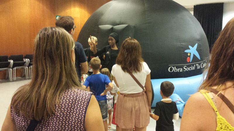 Els usuaris a punt d'entrar al planetari | Pau Duran