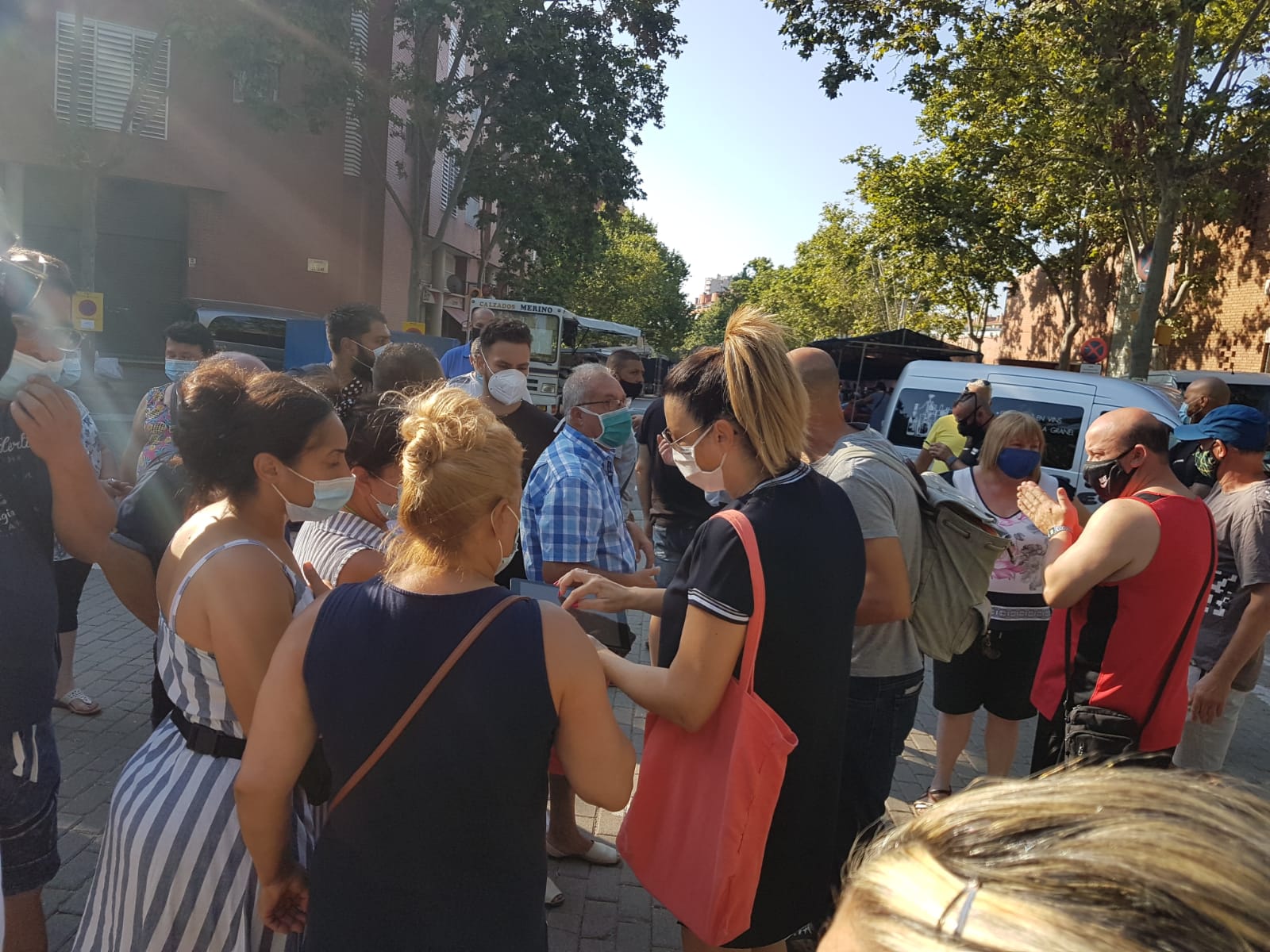 Els paradistes i la regidora de comerç, Sònia Sada, reunits per trobar una solució pel pròxim dissabte | Raquel García